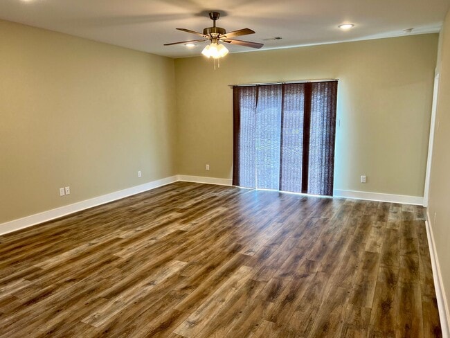 Building Photo - For Rent - 4 Bedroom, 2 Bath, Valley View!