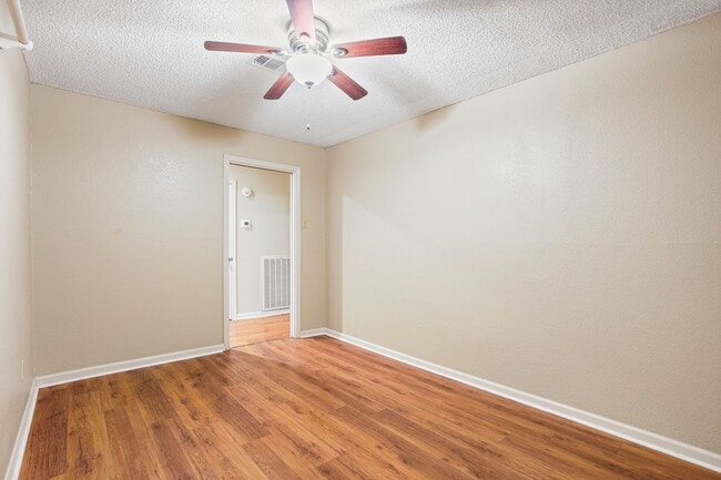 Building Photo - 9 Lakeview Manor