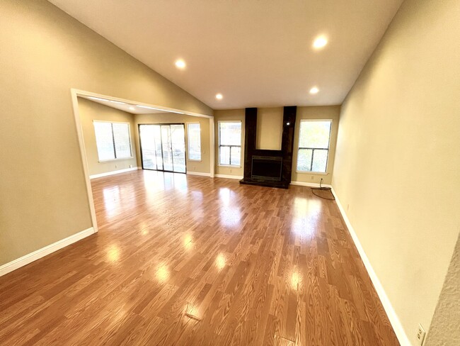 Building Photo - 3520 Pleasant Knl Dr