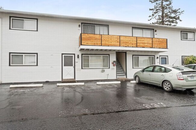 Building Photo - Remodeled 2 bedroom across from Providence...