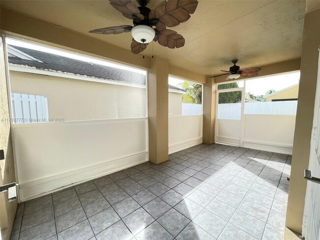 Building Photo - 211 E Riverbend Dr