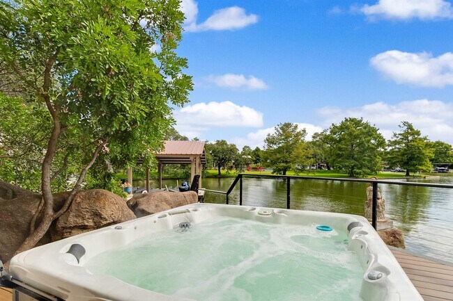 Building Photo - 327 Elm Lodge Dr