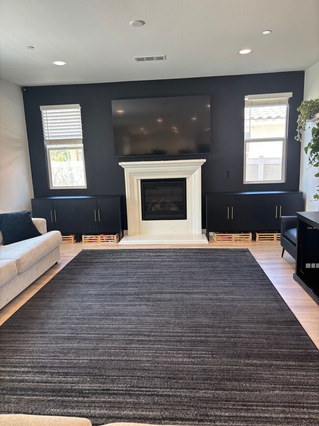 Building Photo - Beautiful 4- Bedroom Home