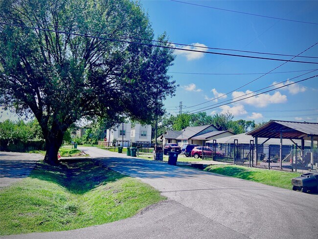 Building Photo - 6802 Sayers St