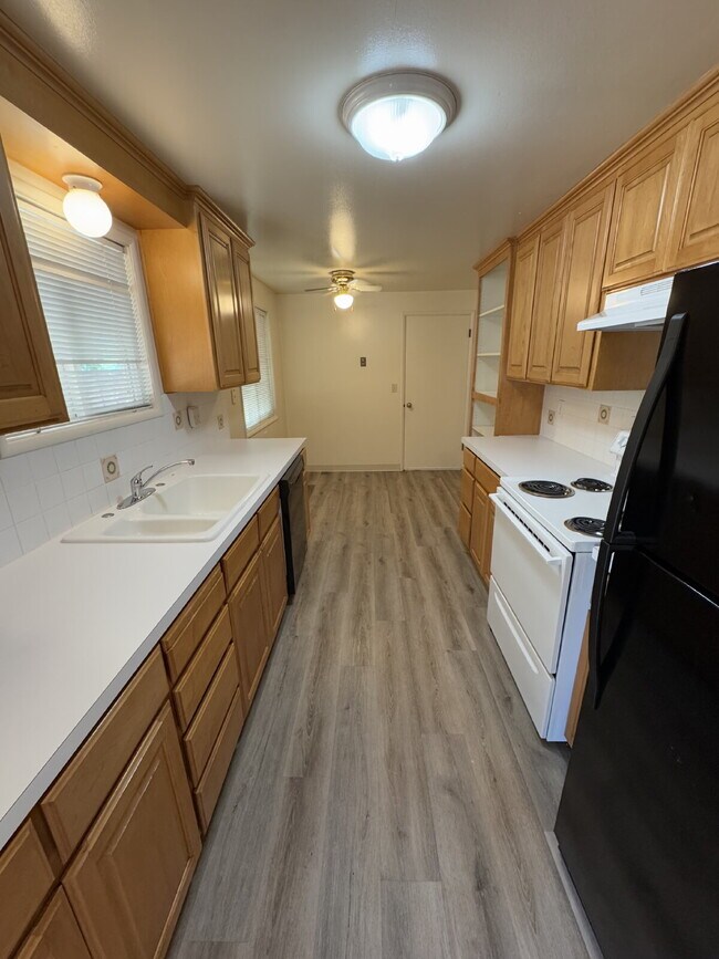 Building Photo - Single-Level Gresham Home / Large Backyard...