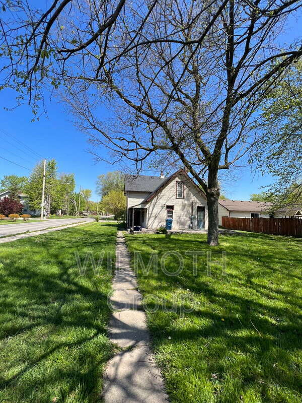 Building Photo - 133 N Muessing St