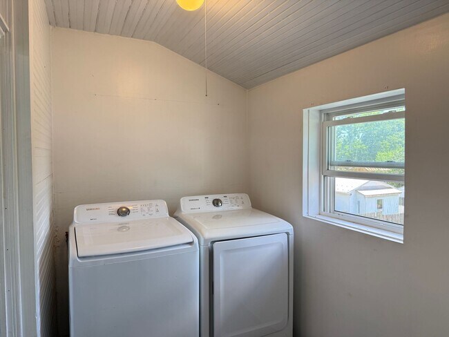 Building Photo - Modern 2 bedroom End-of-Row Townhome in Rothsville - w/ Garage & In Unit Laundry!