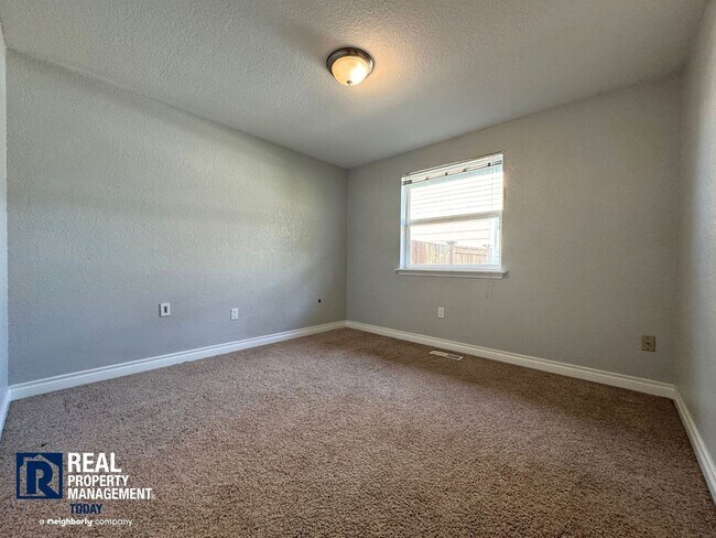 Building Photo - Charming 3-Bedroom Home with Fenced Yard & 2-Car Garage Near Downtown Puyallup!!