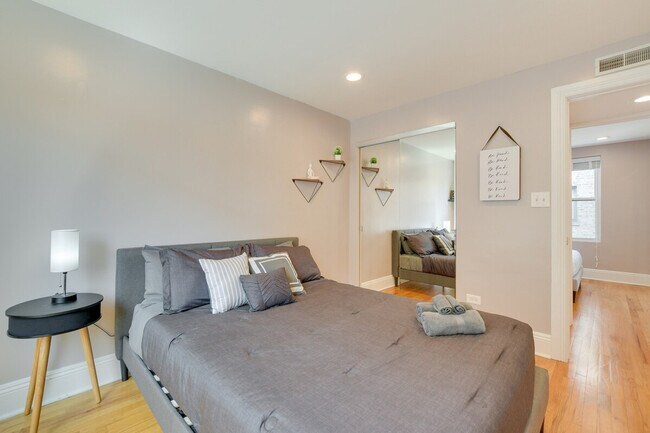 Building Photo - 7425 N Sheridan Rd