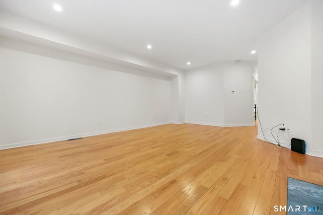 Building Photo - 132 Hope St