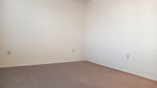 Building Photo - Location is great with this spacious 2-bed...