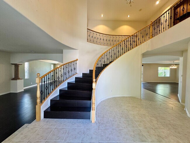 Building Photo - GORGEOUS 2 STORY HOME WITH A GRAND ENTRY &...