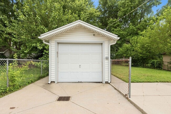 Building Photo - CHEVIOT: Charming 4 bed 2.5 bath 1 car detached garage