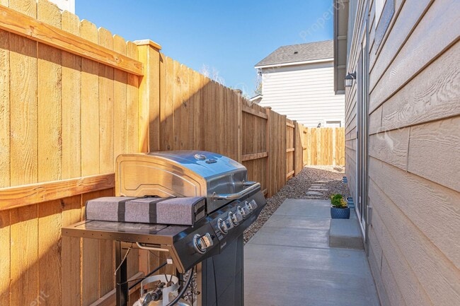 Building Photo - 2023 Hayden 3BR-2BA townhome in Redmond's Dry Canyon Community