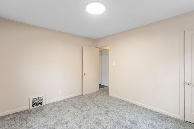 Building Photo - VOUCHERS ACCEPTED at this 3 bedroom, 1 bath renovated home.