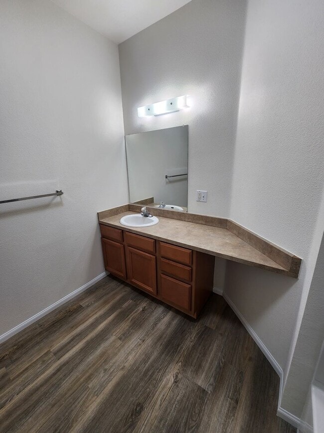 Building Photo - Spacious 1 Bed, 1 Bath Apartment with Priv...