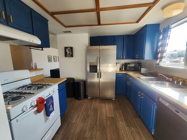 Building Photo - Fully Furnished! Move in with just a suitcase!