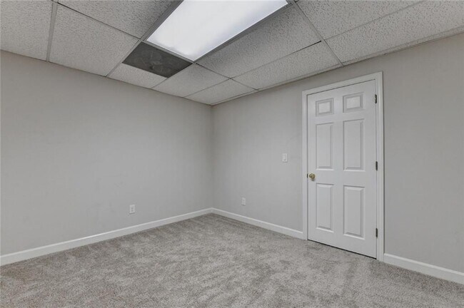 Building Photo - 10665 Wren Ridge Rd