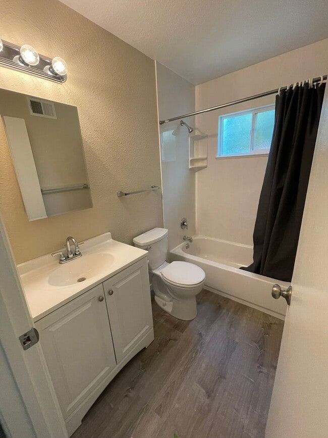 Building Photo - Concord Beautiful 3 bedroom 2 bath home, 1...