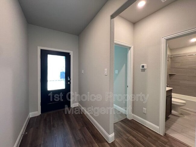 Building Photo - 2101 Sun Star Dr