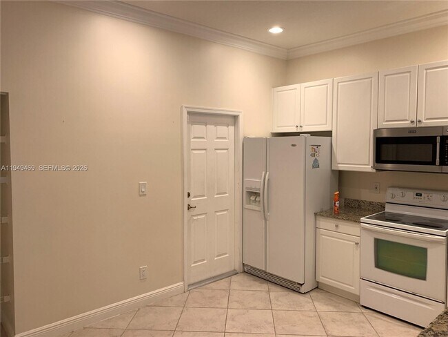 Building Photo - 3338 Lakeside Dr