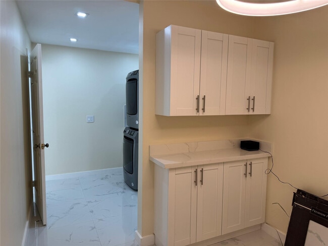 Building Photo - 1520 Whitehall Dr