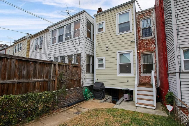Building Photo - 3 level townhouse w 2br 2.5ba, parking spo...