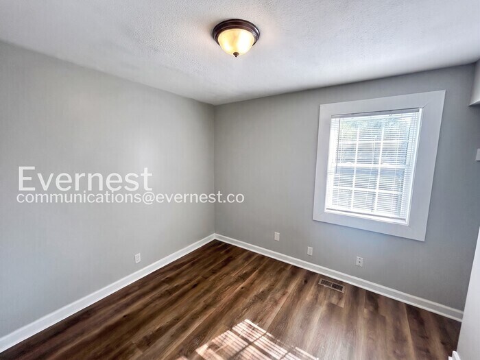 Building Photo - 811 Glade View Ct