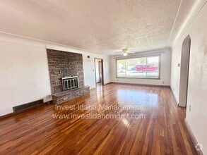 Building Photo - 2518 W Orchard Ave