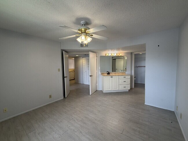 Building Photo - "2-Bed, 2-Bath Condo in Oaks IV - Your Cozy 899 Sq. Ft. Haven Awaits!"