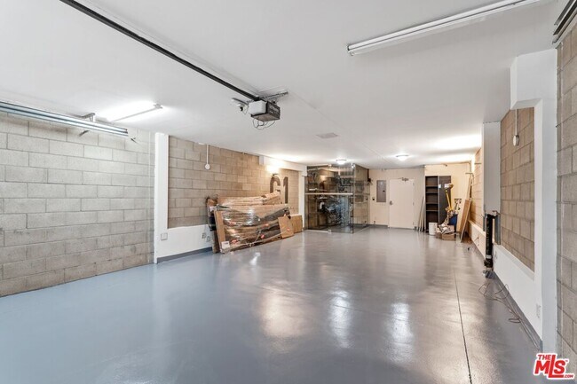 Building Photo - 6615 Melrose Ave