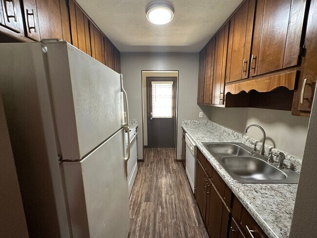 Building Photo - Downstairs Unit on Hilaman Golf Course