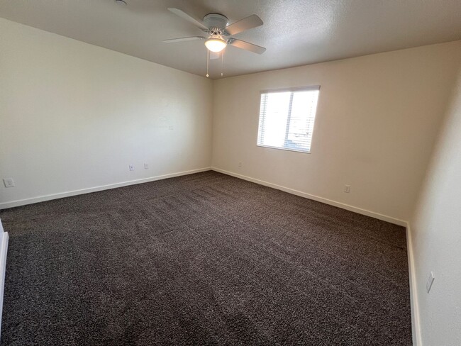 Building Photo - 3 Bedroom 2.5 Bathroom now available in Sp...