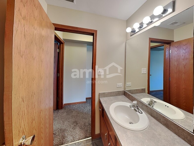 Building Photo - 26251 W Bayberry Ct