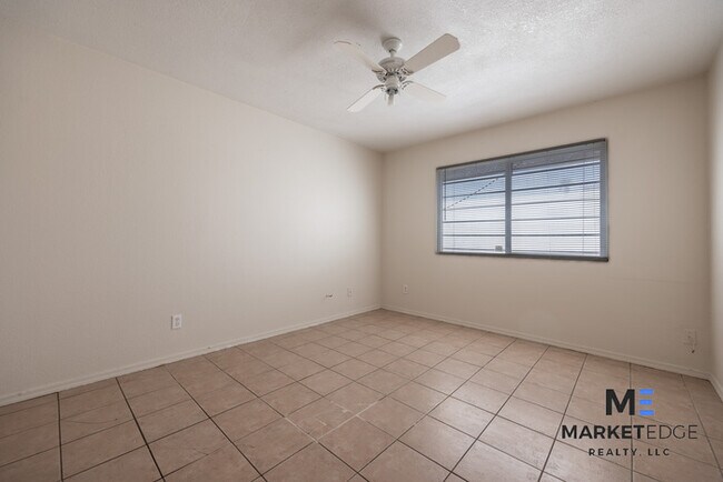 Building Photo - 2 Bed/ 1 Bath at 67th/Van Buren! Move-In R...