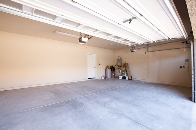 Building Photo - Nearly 4000 square feet in Highlands Ranch...