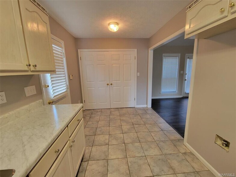 Building Photo - 6501 Juniper Tree Ln