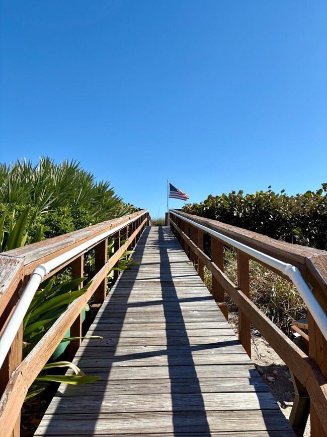 Building Photo - Direct Oceanfront 2/2 Condo in Stuart!