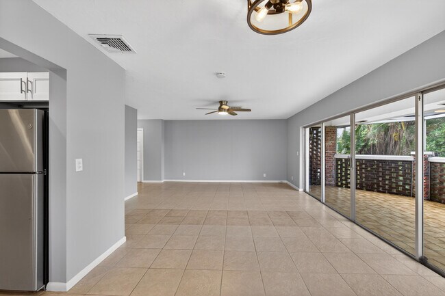 Building Photo - 423 Pine Tree Ct