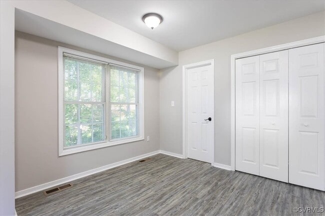 Building Photo - 112 E Highland Ct