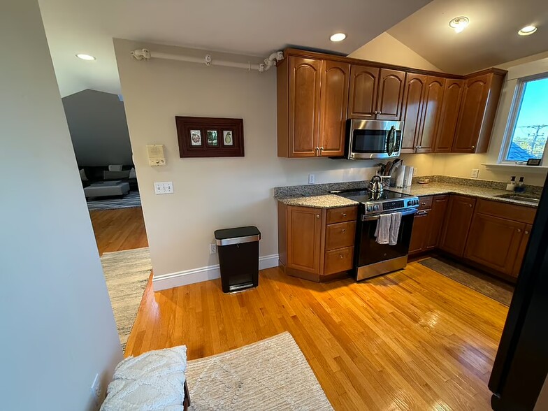 Building Photo - 127 Dodge St