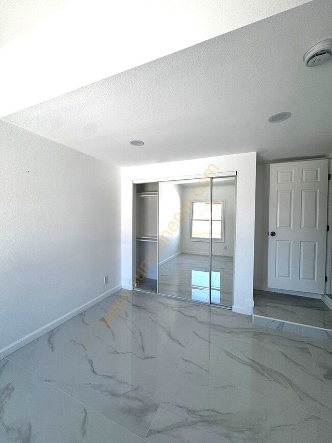 Building Photo - 696 E 9th St