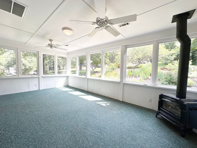 Building Photo - 3 Bedroom House: Walking Distance to Campu...