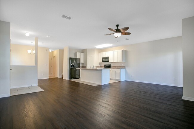 Building Photo - Spacious 3-Bdrm Townhome in Orlando's Gate...