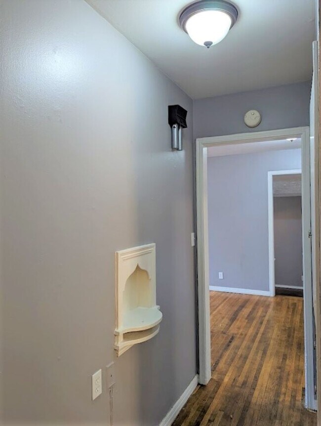 Building Photo - 2 Bed 1 Bath Plus Bonus Living/Office Cottage Style Home-The Village NW OKC