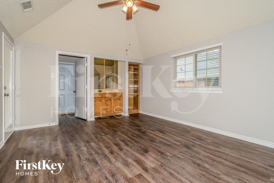 Building Photo - 700 Robin Meadow Dr