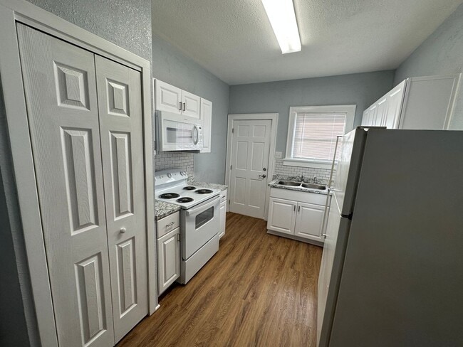 Building Photo - Newly Remodeled South Highlands Apartment
