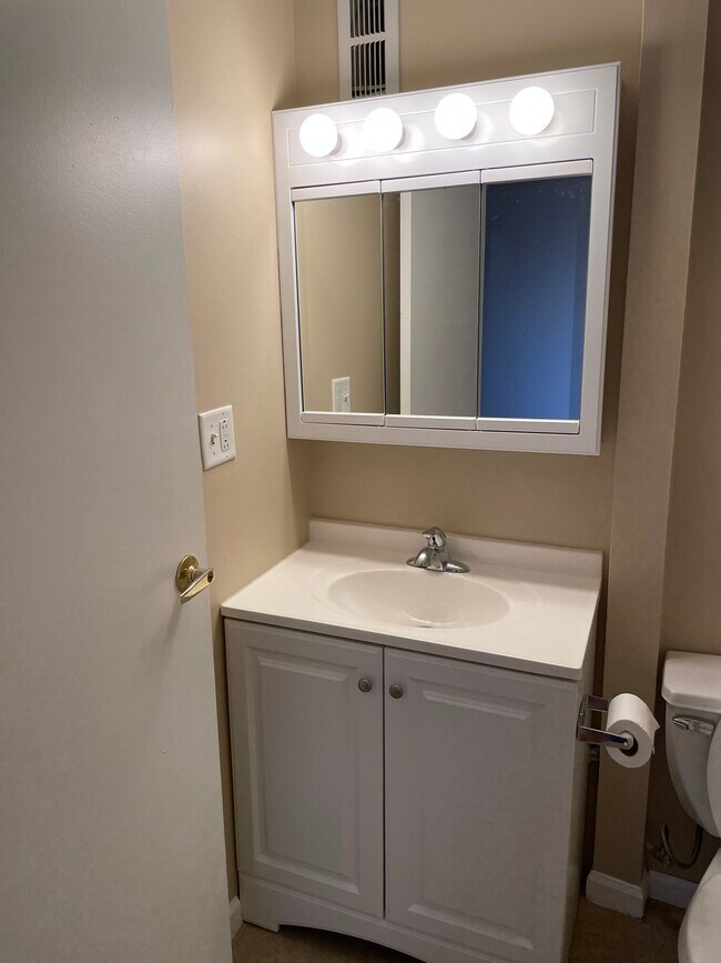 Building Photo - 1750 N Marywood Ave