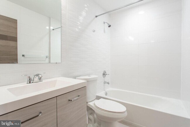 Building Photo - 2553 Montrose St