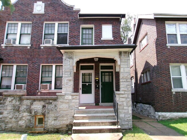 Building Photo - ** MOVE IN SPECIAL** First-Floor Unit with Hardwood Floors & Spacious Living Areas